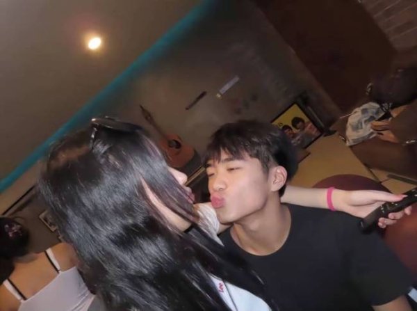 中国股票配资网官网首页 曹格儿子Joe恋爱了！抱着女友甜蜜亲吻大方秀恩爱
